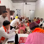 विधायक सौरभ श्रीवास्तव जनसुनवाई में लोगों की समस्याएं सुनते हुए