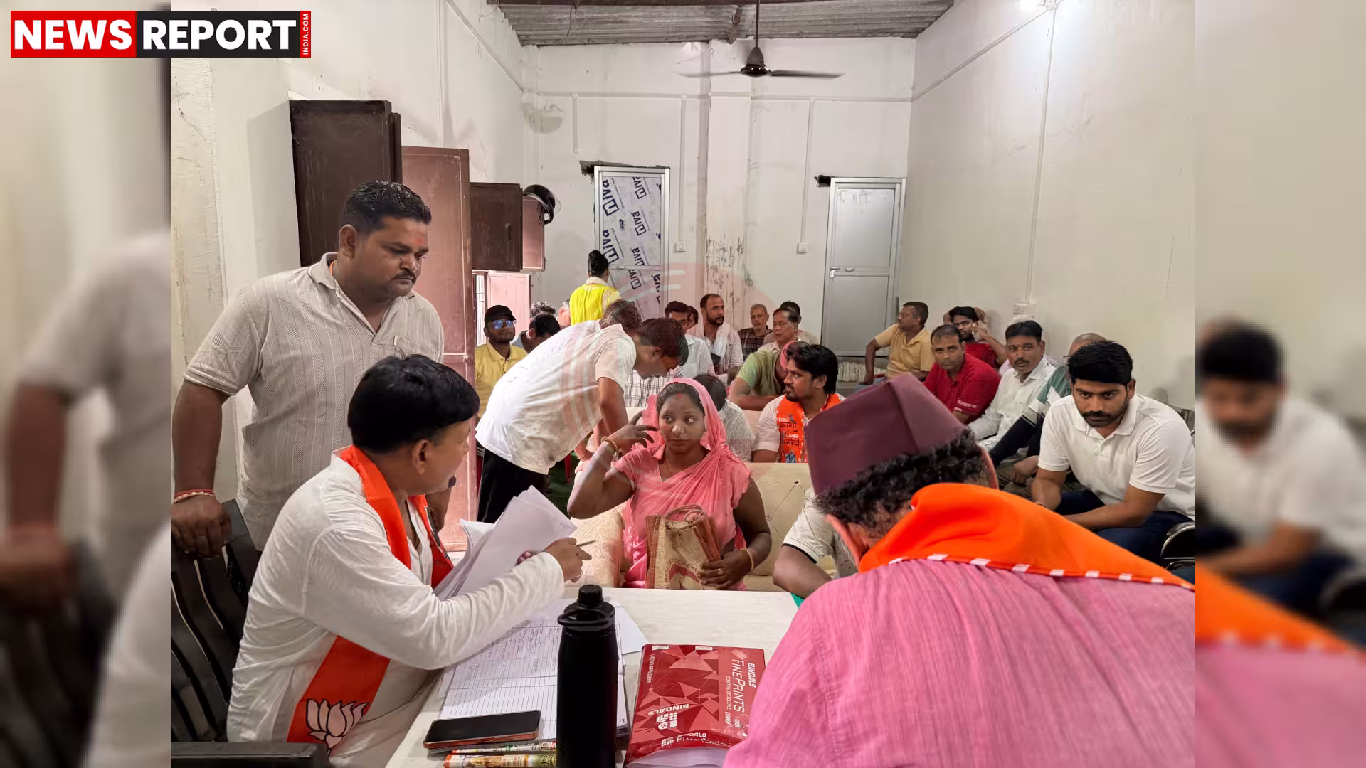 विधायक सौरभ श्रीवास्तव जनसुनवाई में लोगों की समस्याएं सुनते हुए