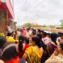 रामनगर में सुखदरिया दरी हादसे के मृतकों के परिजनों से मिलते जनप्रतिनिधि और समाजसेवी, शोक व्यक्त करते हुए।