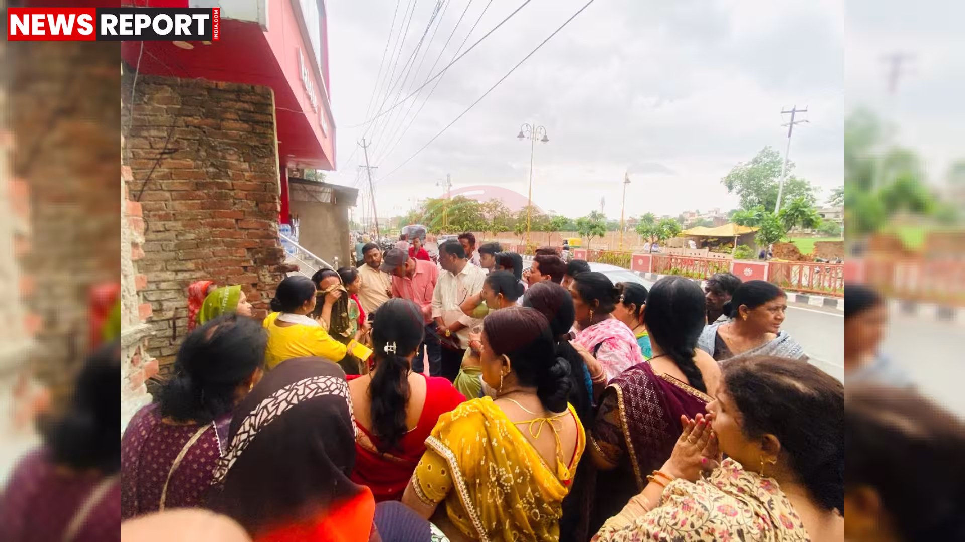 रामनगर में सुखदरिया दरी हादसे के मृतकों के परिजनों से मिलते जनप्रतिनिधि और समाजसेवी, शोक व्यक्त करते हुए।