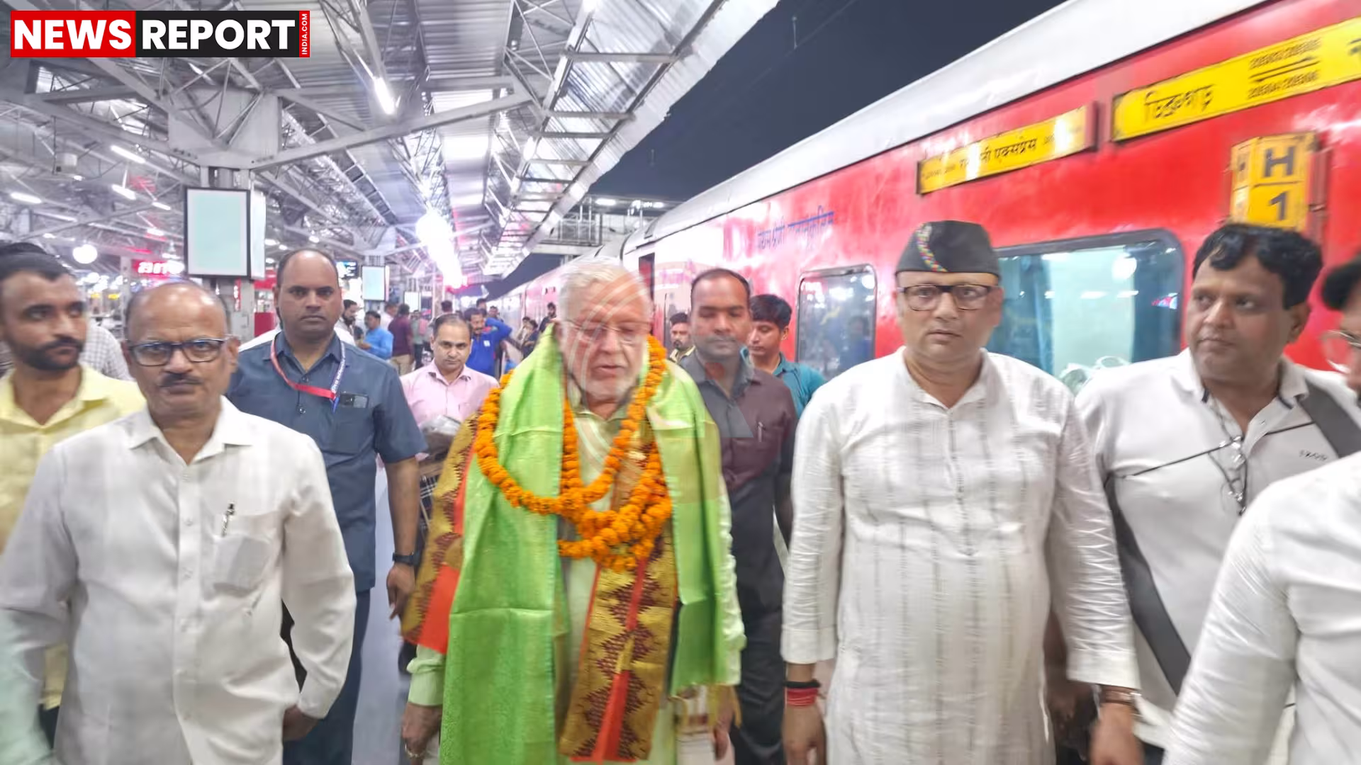 वाराणसी में वित्त मंत्री सुरेश कुमार खन्ना का भाजपा कार्यकर्ताओं द्वारा स्वागत करते हुए।
