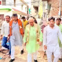 वित्त मंत्री सुरेश खन्ना वाराणसी के रामनगर में निरीक्षण करते हुए, उनके साथ अधिकारी और स्थानीय लोग भी हैं।