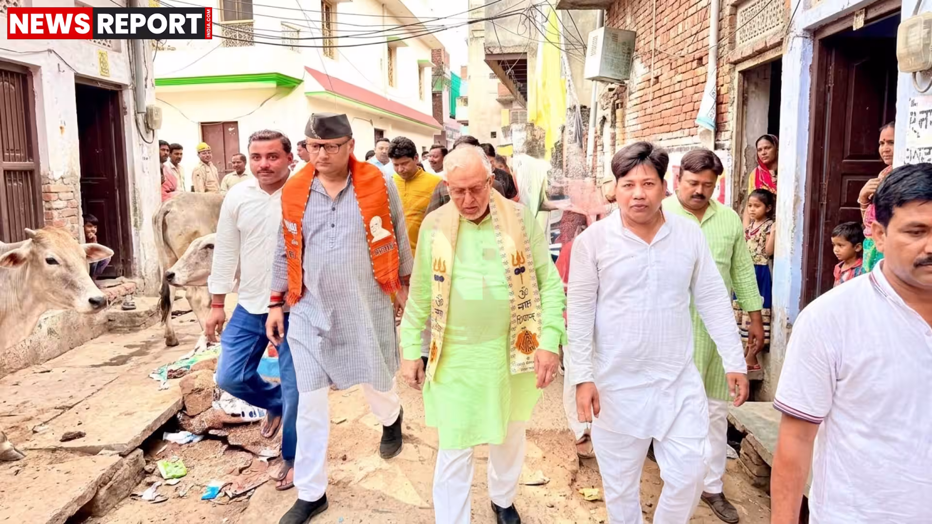 वित्त मंत्री सुरेश खन्ना वाराणसी के रामनगर में निरीक्षण करते हुए, उनके साथ अधिकारी और स्थानीय लोग भी हैं।