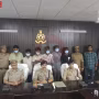 वाराणसी में एटीएम ठगी गिरोह के गिरफ्तार आरोपी और बरामद सामान