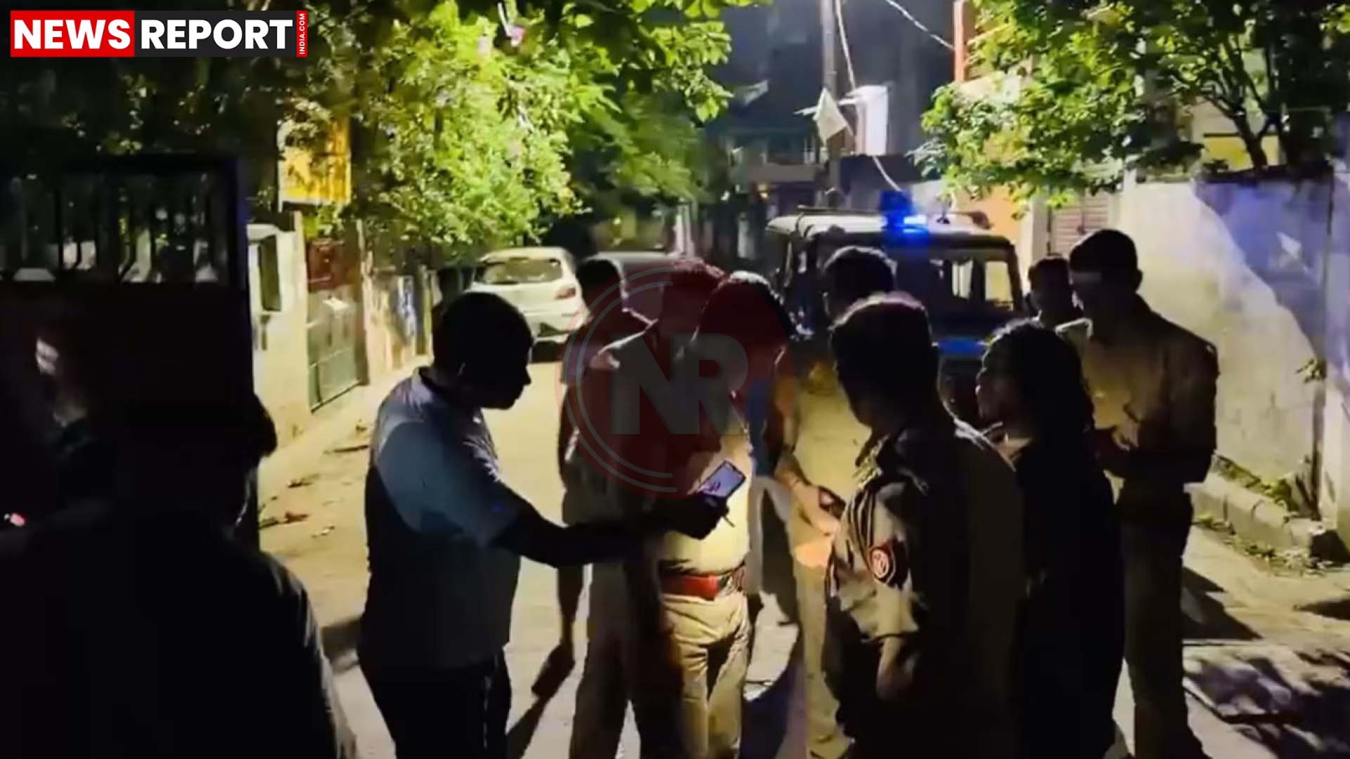 वाराणसी में चाकू मारकर हत्या का दृश्य, पुलिस जांच करती हुई, आरोपी दोस्त गिरफ्तार
