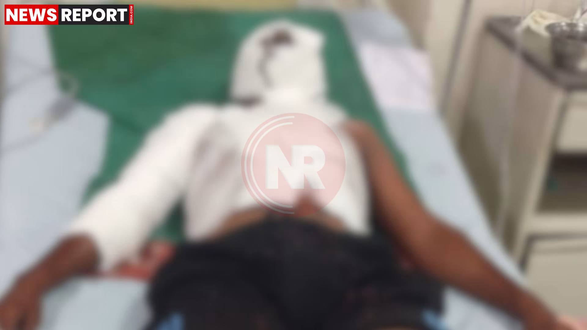 वाराणसी में एसिड हमले के घटनास्थल का निरीक्षण करती पुलिस टीम
