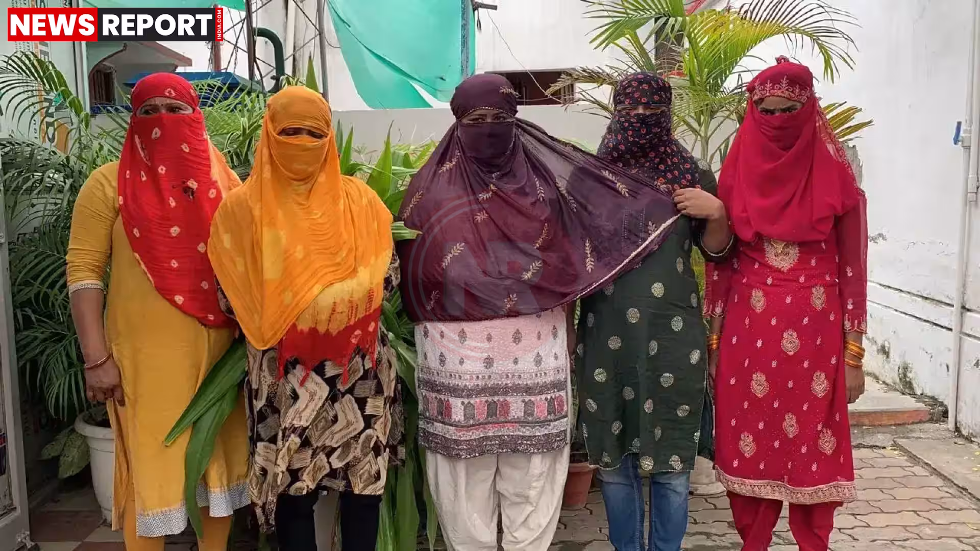 सिगरा पुलिस द्वारा वाराणसी कैंट रेलवे स्टेशन पर विशेष अभियान चलाते हुए पुलिसकर्मी यात्रियों से बातचीत कर रहे हैं और संदिग्धों पर नजर रख रहे हैं।
