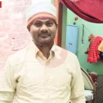 बिजली के खंभे के पास पेड़ की छंटाई करते हुए एक व्यक्ति, जिसमें करंट लगने का खतरा दिख रहा है।
