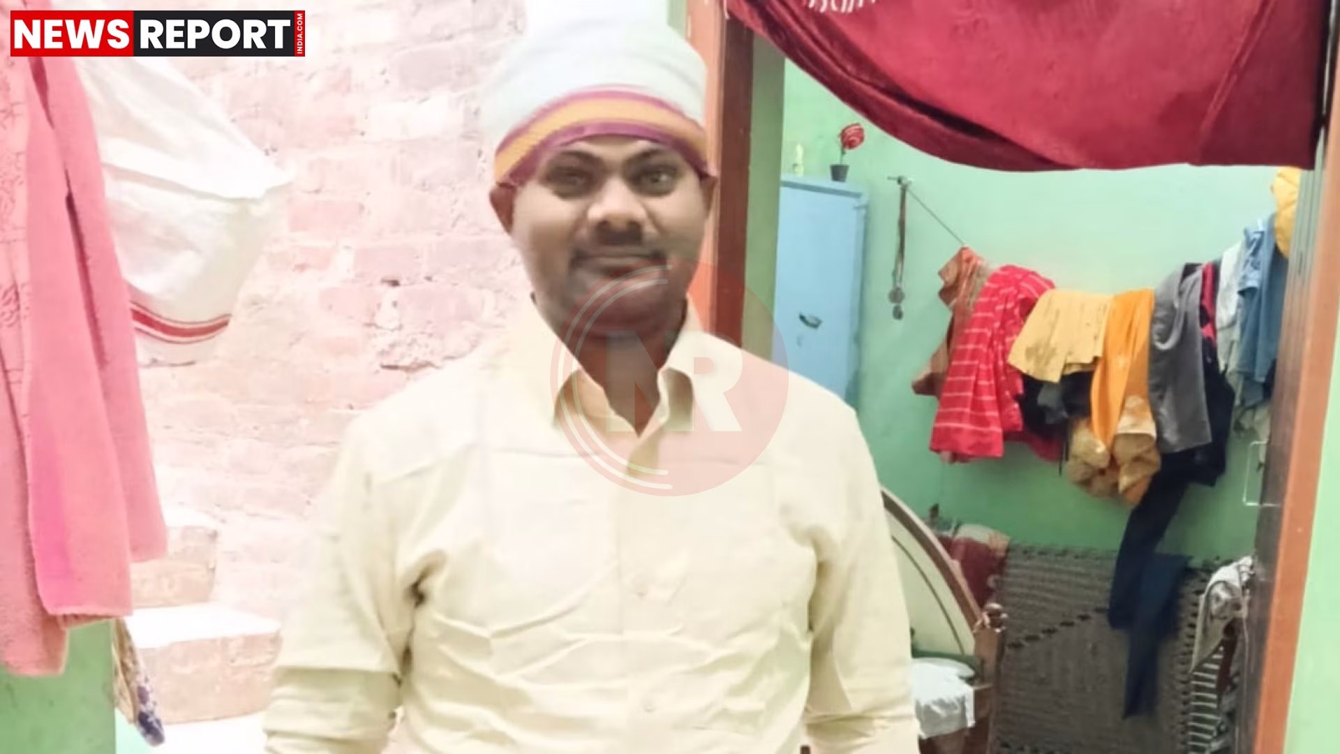 बिजली के खंभे के पास पेड़ की छंटाई करते हुए एक व्यक्ति, जिसमें करंट लगने का खतरा दिख रहा है।