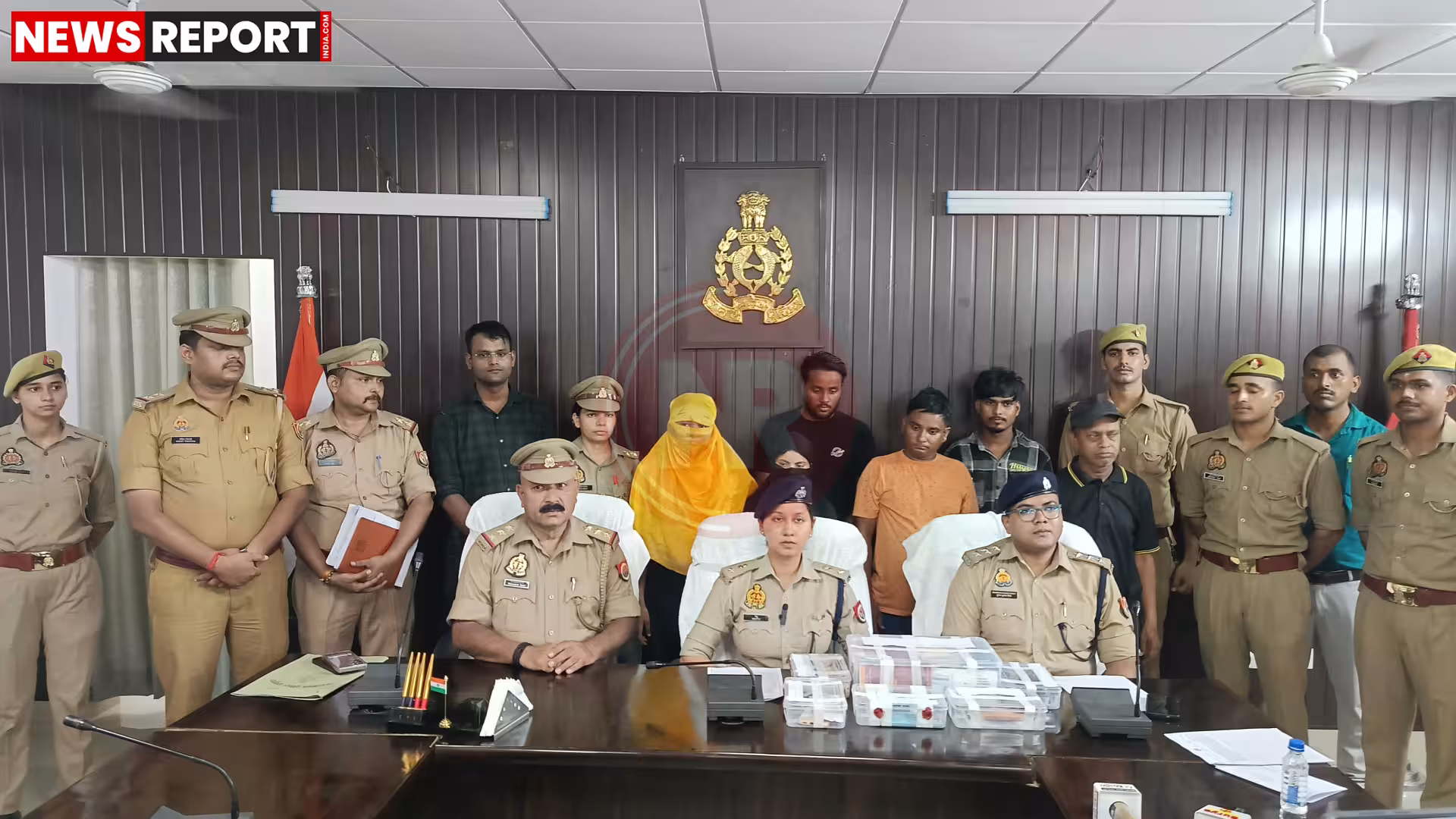 वाराणसी पुलिस साइबर ठगी गिरोह के गिरफ्तार सदस्यों के साथ, ऑपरेशन साइ वज्र