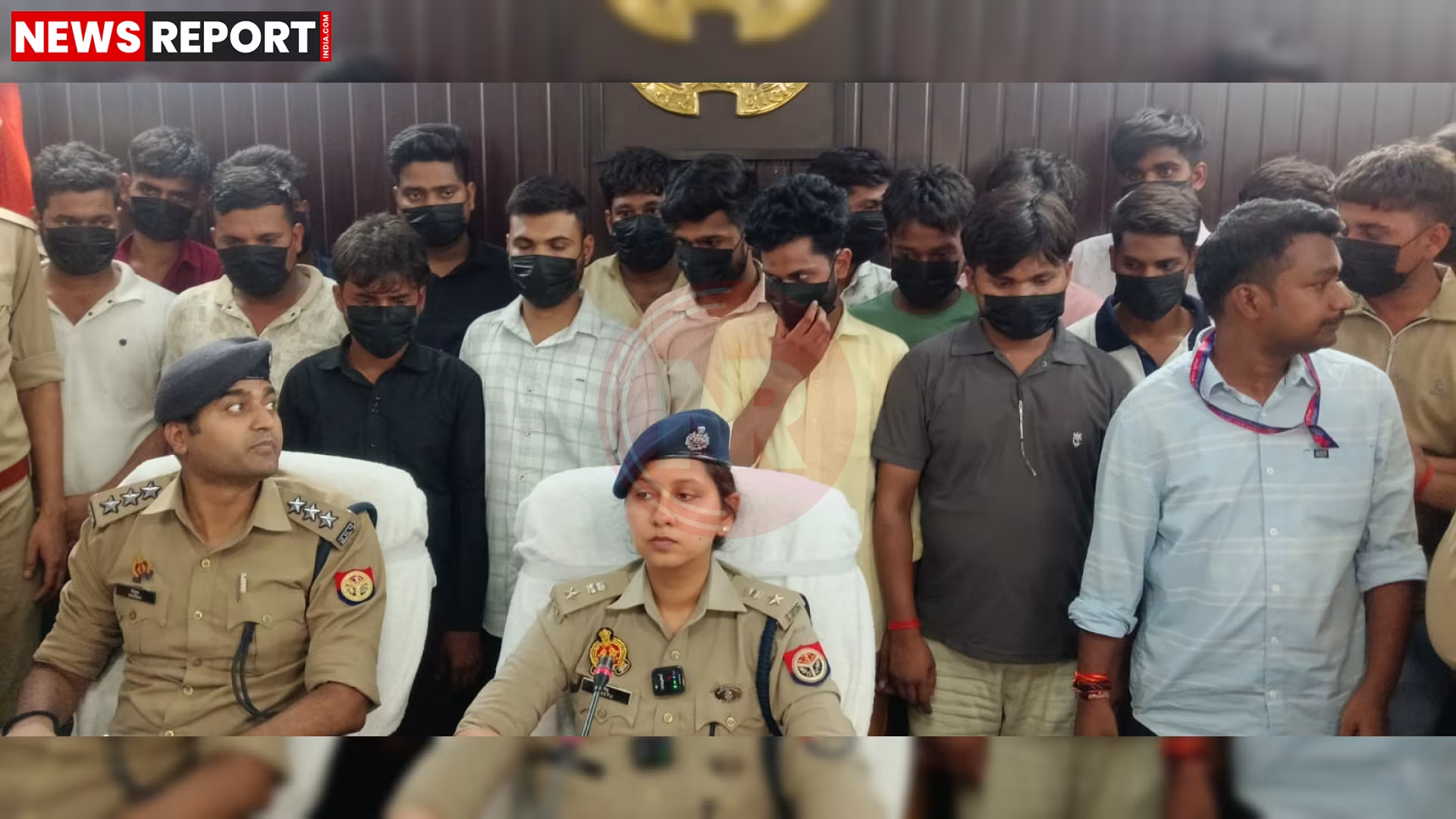 वाराणसी में साइबर ठगी गिरोह के भंडाफोड़ के बाद पुलिस अधिकारी बरामद सामान के साथ