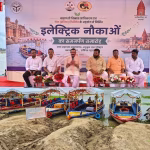 नमो घाट पर गंगा में चल रही इलेक्ट्रिक यात्री नौकाएं