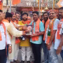 भाजपा किसान मोर्चा कार्यकर्ता वाराणसी में गंगा-वरुणा एलिवेटेड कॉरिडोर परियोजना का ढोल-नगाड़ों और मिठाई के साथ जश्न मनाते हुए।