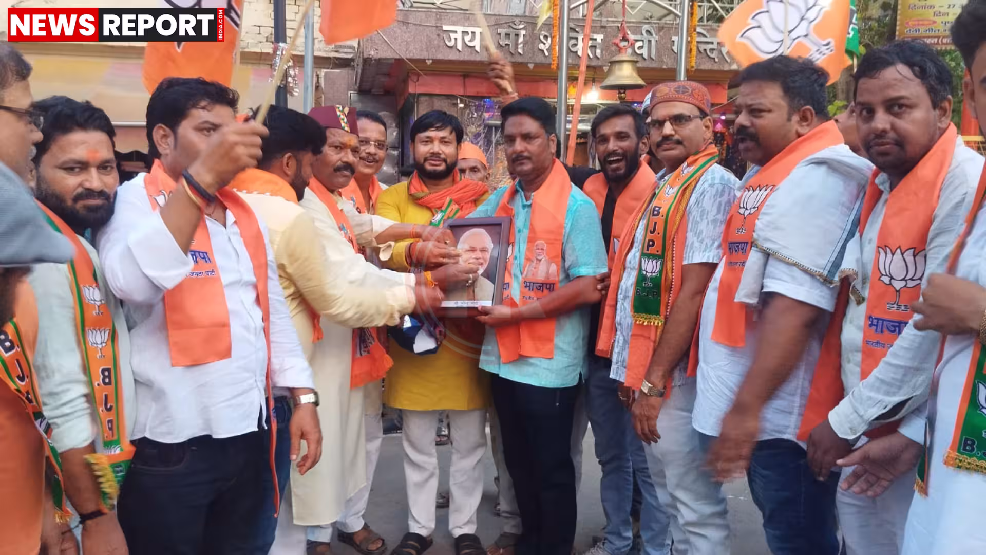 भाजपा किसान मोर्चा कार्यकर्ता वाराणसी में गंगा-वरुणा एलिवेटेड कॉरिडोर परियोजना का ढोल-नगाड़ों और मिठाई के साथ जश्न मनाते हुए।