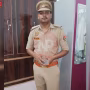 वाराणसी में पुलिस की वर्दी पहने एक व्यक्ति को गिरफ्तार करते पुलिसकर्मी।