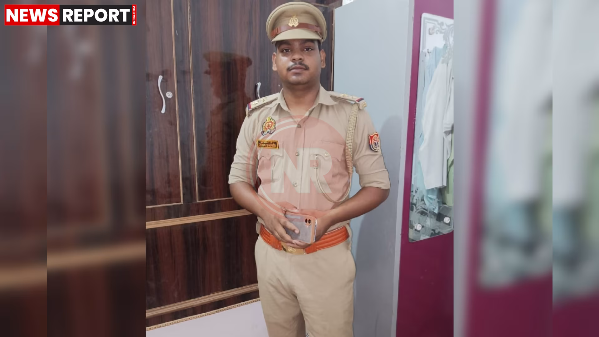 वाराणसी में पुलिस की वर्दी पहने एक व्यक्ति को गिरफ्तार करते पुलिसकर्मी।