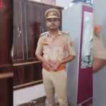वाराणसी में पुलिस की वर्दी पहने गिरफ्तार फर्जी दरोगा