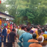 सड़क दुर्घटना के बाद क्षतिग्रस्त वाहन और बचाव कार्य में जुटे लोग, साथ में दुखी परिवार के सदस्य।
