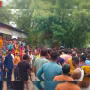 सड़क दुर्घटना के बाद क्षतिग्रस्त वाहन और बचाव कार्य में जुटे लोग, साथ में दुखी परिवार के सदस्य।