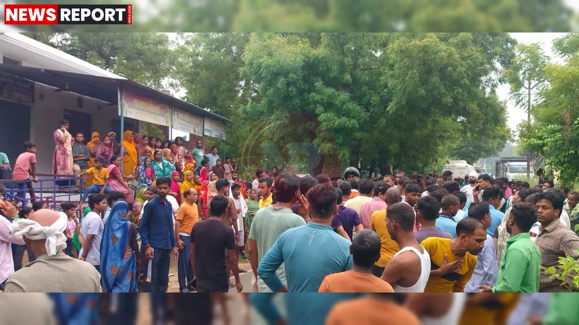 सड़क दुर्घटना के बाद क्षतिग्रस्त वाहन और बचाव कार्य में जुटे लोग, साथ में दुखी परिवार के सदस्य।