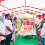 वाराणसी में दिवंगत गोताखोरों के परिजनों को आर्थिक सहायता देते हुए संस्था के सदस्य।