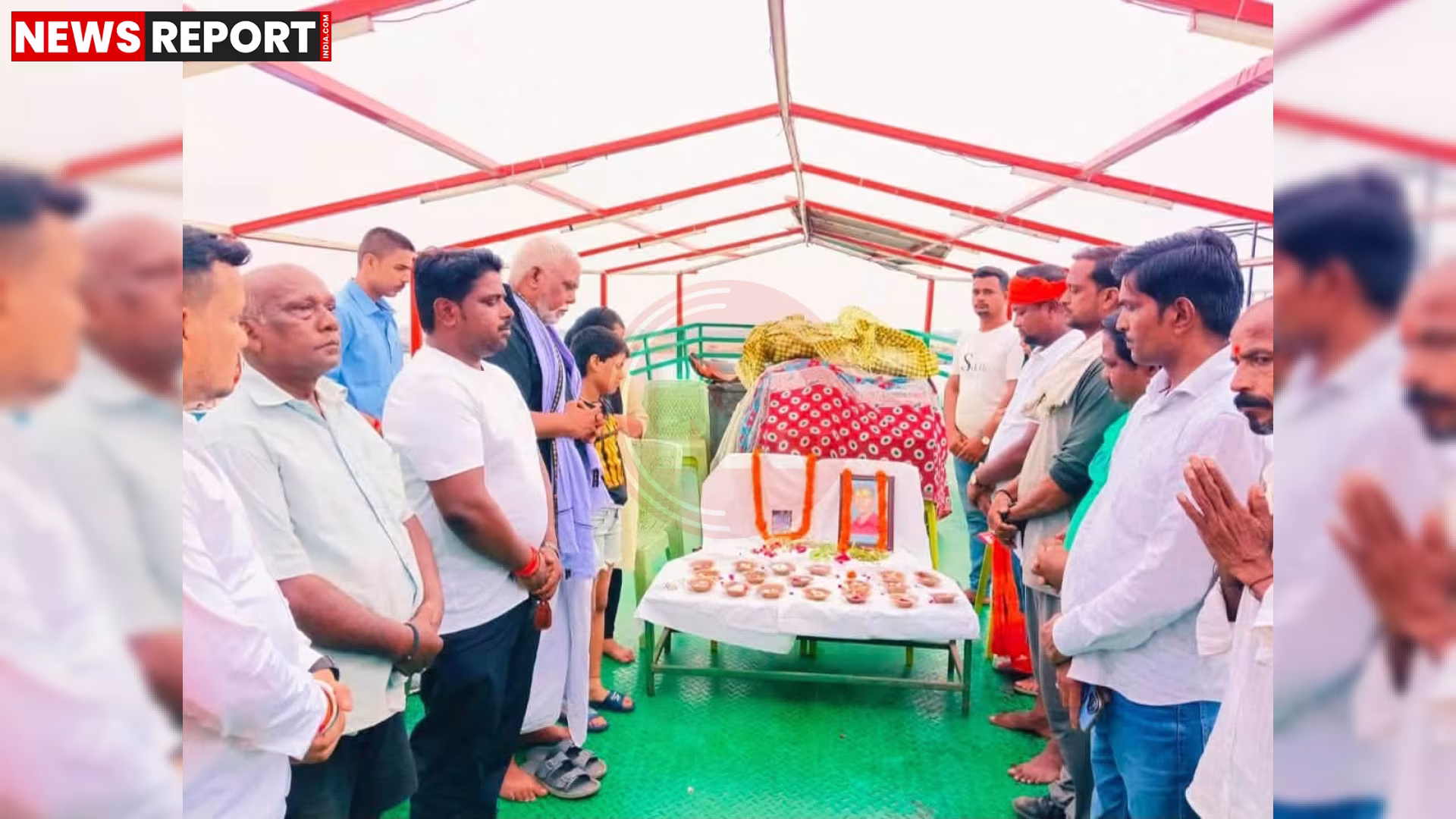 वाराणसी में दिवंगत गोताखोरों के परिजनों को आर्थिक सहायता देते हुए संस्था के सदस्य।