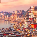 वाराणसी में गंगा नदी के घाट पर सुरक्षाकर्मी, जहां नौका संचालन पर प्रतिबंध लगा दिया गया है।