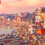 वाराणसी में गंगा नदी के घाट पर सुरक्षाकर्मी, जहां नौका संचालन पर प्रतिबंध लगा दिया गया है।