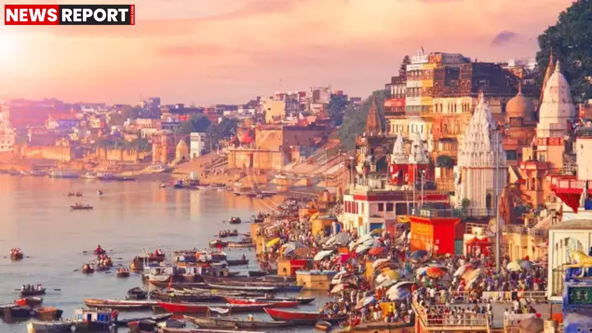 वाराणसी में गंगा नदी के घाट पर सुरक्षाकर्मी, जहां नौका संचालन पर प्रतिबंध लगा दिया गया है।