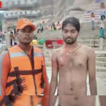 वाराणसी के दांडी घाट पर गंगा में डूबते युवक को बचाती NDRF टीम
