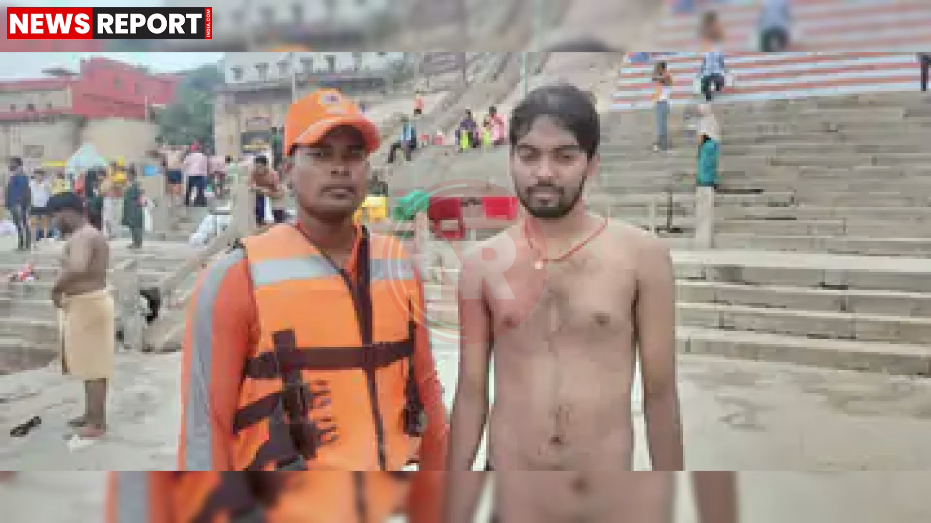 वाराणसी के दांडी घाट पर गंगा में डूबते युवक को बचाती NDRF टीम