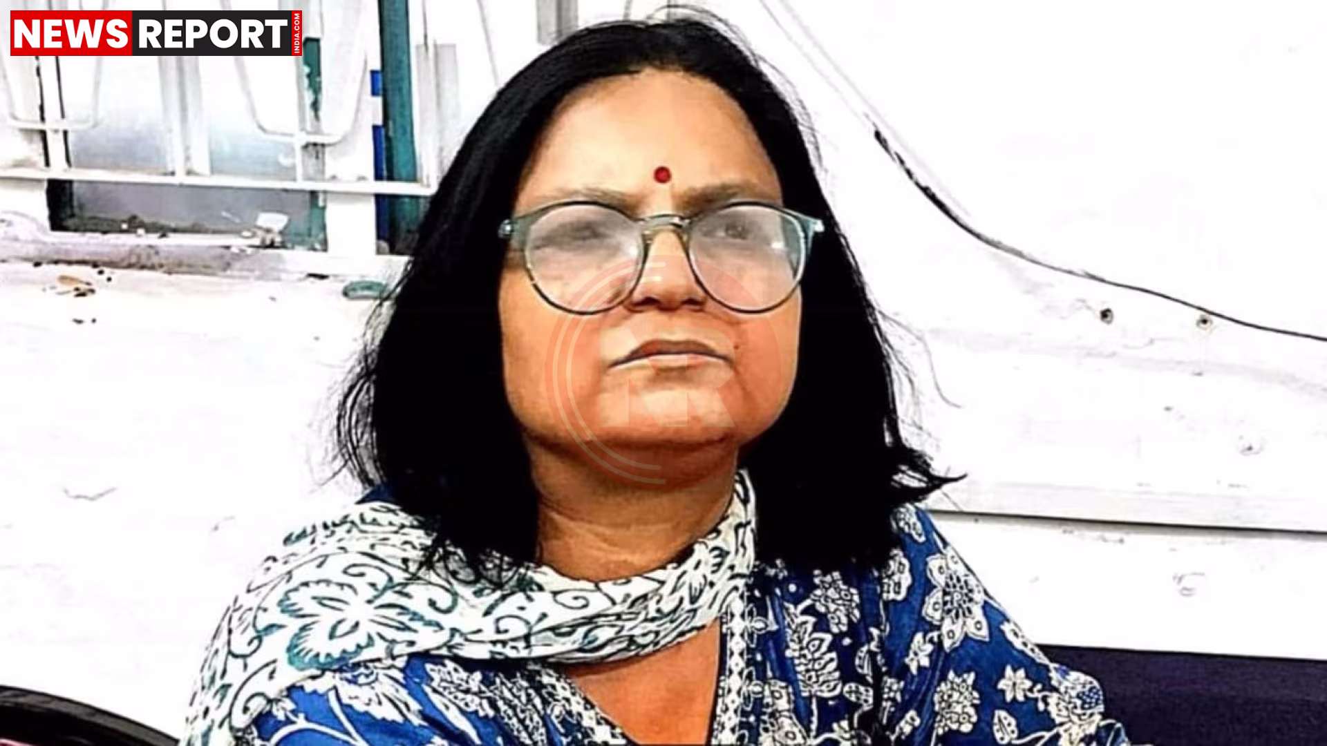 जीएसटी उपायुक्त अंबिका को रिश्वत लेते हुए सतर्कता अधिष्ठान टीम द्वारा गिरफ्तार करते हुए।