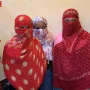वाराणसी के मलदहिया स्थित होटल में पुलिस की छापेमारी, जिसमें देह व्यापार का भंडाफोड़ हुआ और युवतियों व होटल कर्मियों को हिरासत में लिया गया।