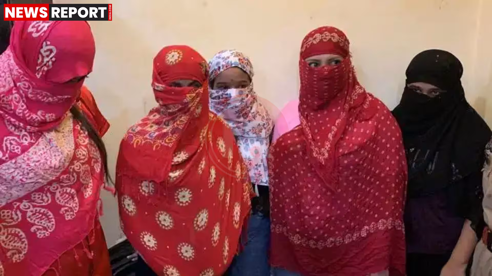 वाराणसी के मलदहिया स्थित होटल में पुलिस की छापेमारी, जिसमें देह व्यापार का भंडाफोड़ हुआ और युवतियों व होटल कर्मियों को हिरासत में लिया गया।