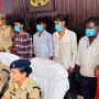 वाराणसी पुलिस प्रेस वार्ता में मानव तस्करी के आरोपियों के साथ।
