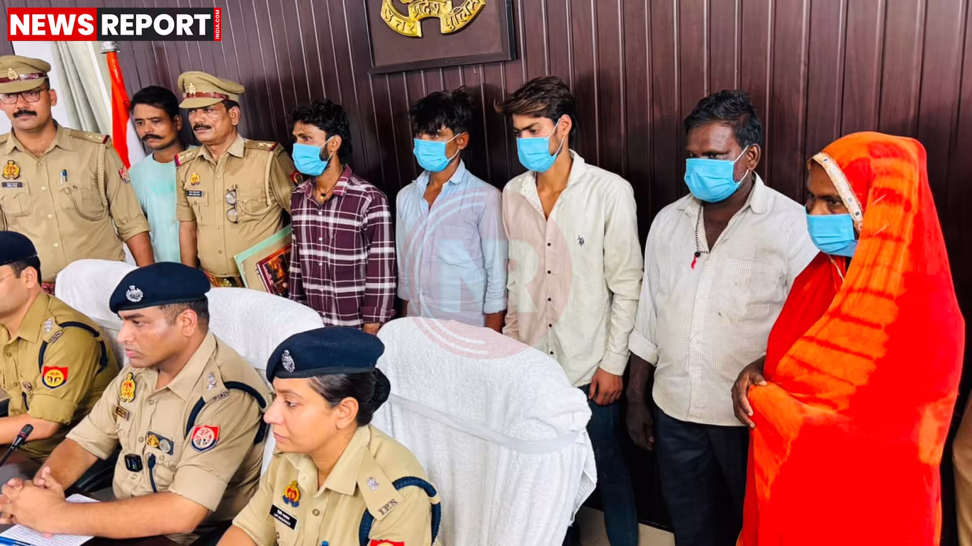वाराणसी पुलिस प्रेस वार्ता में मानव तस्करी के आरोपियों के साथ।