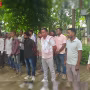जंसा थाने में हिस्ट्रीशीटरों की परेड, पुलिस अधिकारी निर्देश देते हुए