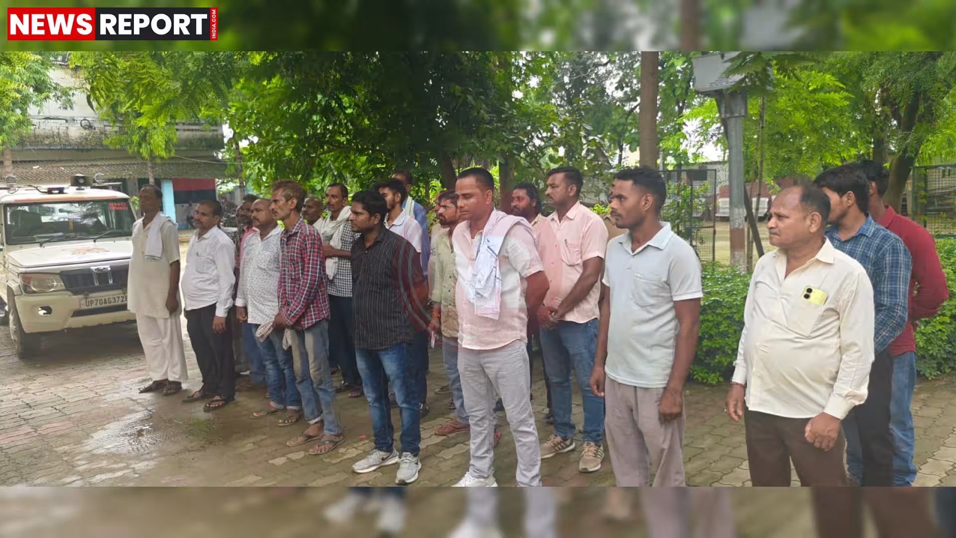 जंसा थाने में हिस्ट्रीशीटरों की परेड, पुलिस अधिकारी निर्देश देते हुए