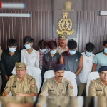 वाराणसी में सर्राफा व्यापारी से लूट के आरोपियों को गिरफ्तार करती पुलिस, बरामद रुपये और हथियार