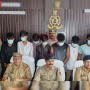 वाराणसी में सर्राफा व्यापारी से लूट के आरोपियों को गिरफ्तार करती पुलिस, बरामद रुपये और हथियार