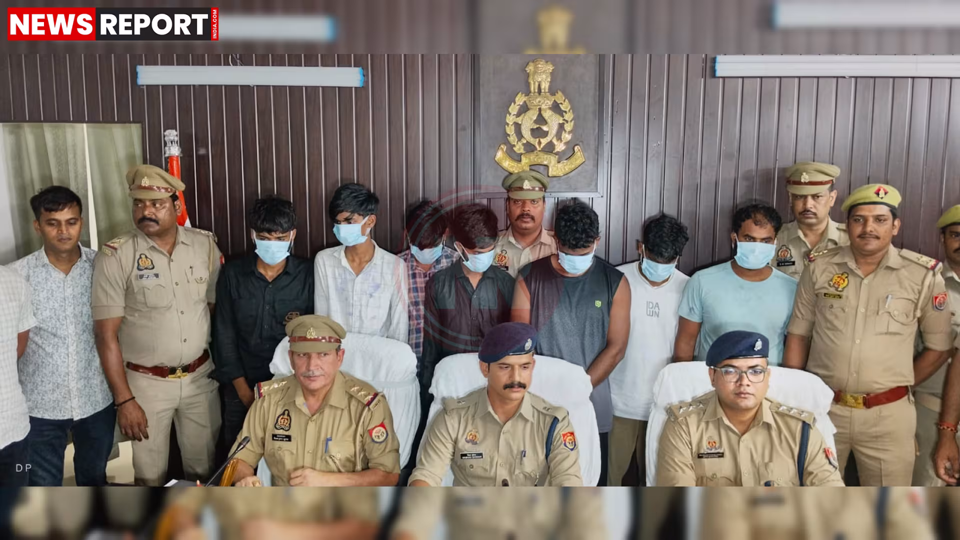 वाराणसी में सर्राफा व्यापारी से लूट के आरोपियों को गिरफ्तार करती पुलिस, बरामद रुपये और हथियार