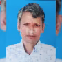 वाराणसी के राजातालाब स्थित मुर्गी फार्म में करंट लगने से मृत मजदूर का शव और पुलिस