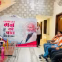 वाराणसी में प्रधानमंत्री के मन की बात कार्यक्रम सुनते लोग