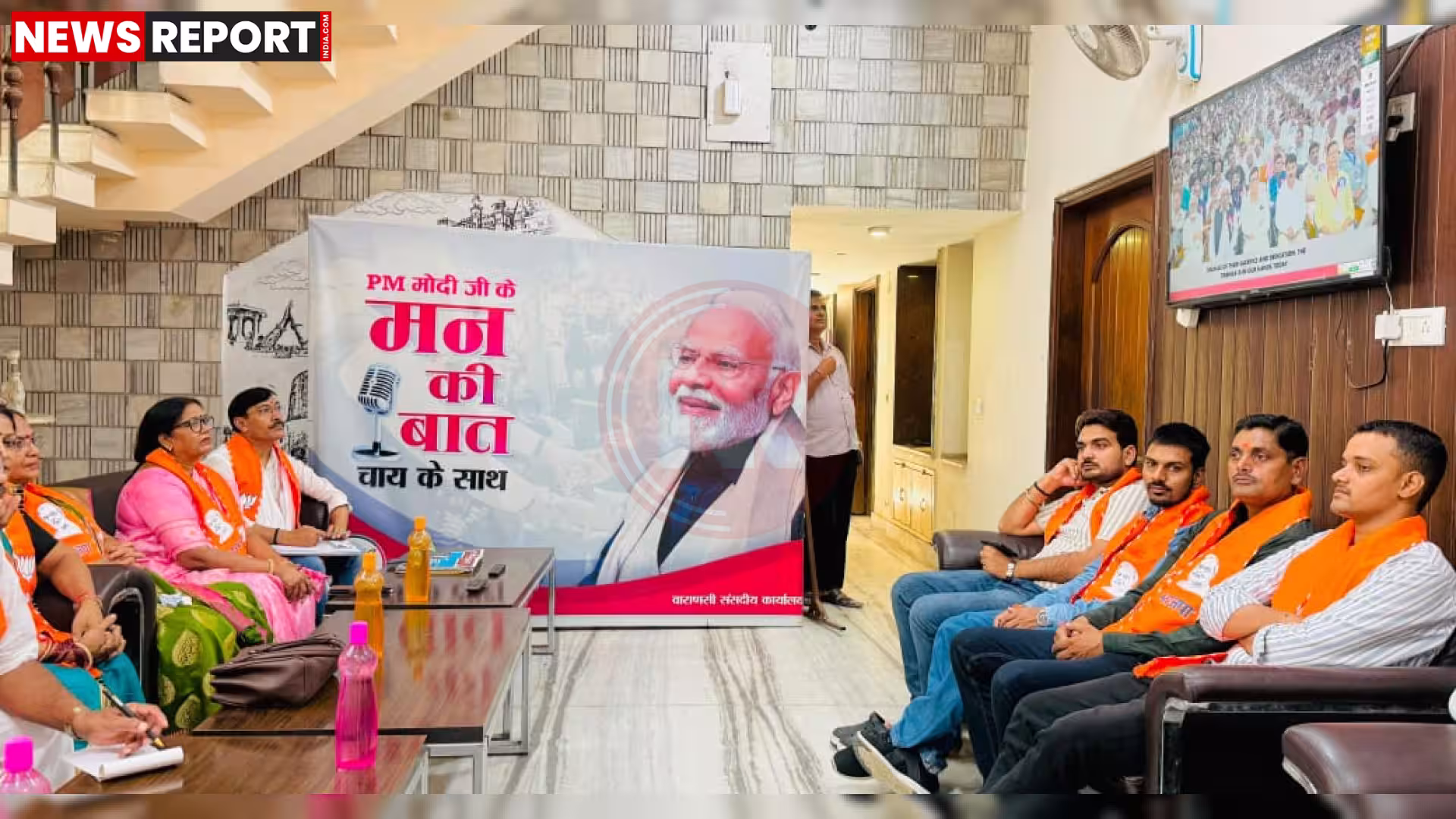 वाराणसी में प्रधानमंत्री के मन की बात कार्यक्रम सुनते लोग