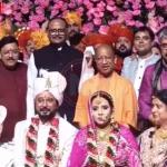 वाराणसी में विवाह समारोह में नवदंपति अनिमेष मिश्र और साक्षी शुक्ला को आशीर्वाद देते मुख्यमंत्री योगी आदित्यनाथ