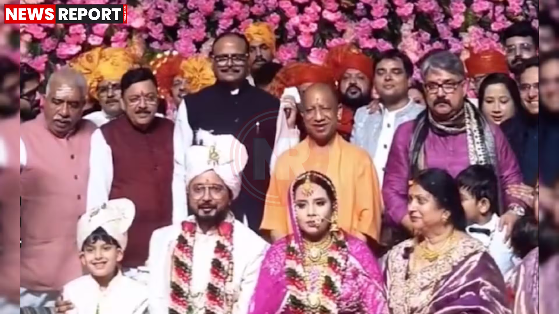 वाराणसी में विवाह समारोह में नवदंपति अनिमेष मिश्र और साक्षी शुक्ला को आशीर्वाद देते मुख्यमंत्री योगी आदित्यनाथ