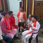 बारिश में छाता लिए लोगों के बीच खड़े विधायक सौरभ श्रीवास्तव, उनकी समस्याएं सुनते हुए।