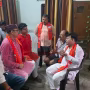बारिश में छाता लिए लोगों के बीच खड़े विधायक सौरभ श्रीवास्तव, उनकी समस्याएं सुनते हुए।
