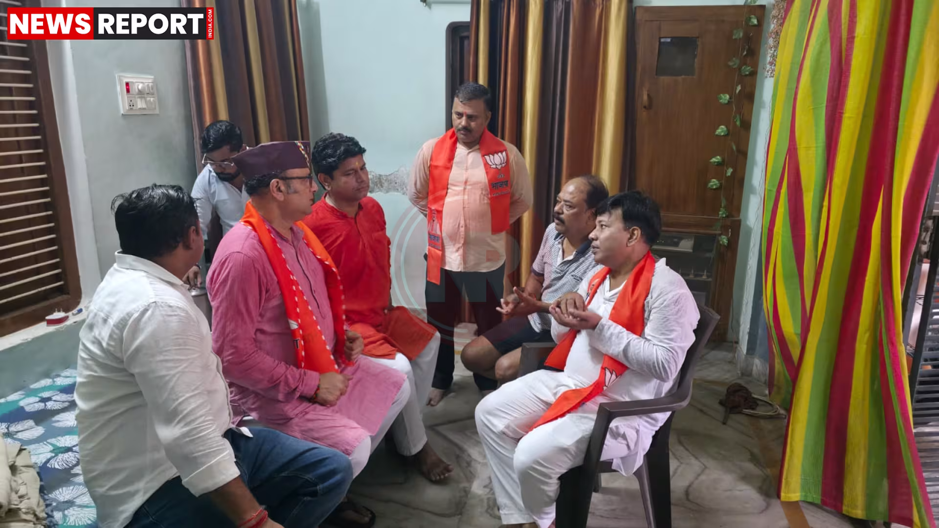 बारिश में छाता लिए लोगों के बीच खड़े विधायक सौरभ श्रीवास्तव, उनकी समस्याएं सुनते हुए।