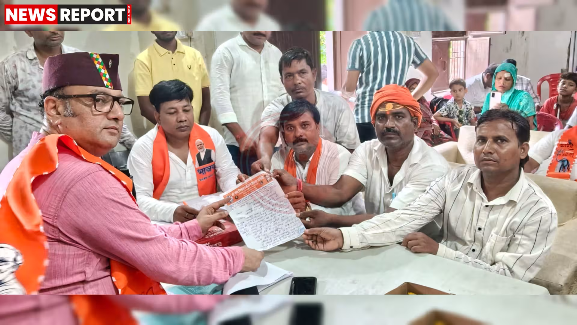 वाराणसी में निषाद समाज के प्रतिनिधिमंडल द्वारा विधायक सौरभ श्रीवास्तव को ज्ञापन सौंपते हुए।